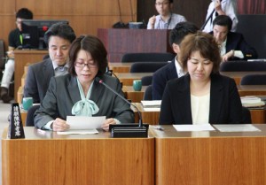 文教委員会で請願の趣旨を説明する菅原会長（左）ら＝11日、札幌市議会
