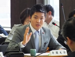 質問する平岡市議＝11日、札幌市議会