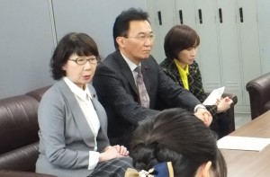 本会議後に記者会見する(左から)坂本、村上、小形の各氏＝5日、札幌市役所