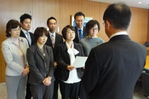 要望書を手渡す伊藤市議団長（中央）ら＝７日、札幌市